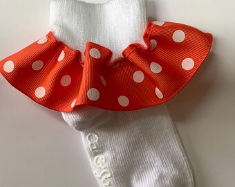 Calcetines con volantes de cinta naranja con lunares blancos