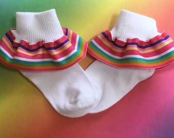 Calcetines con volantes y cinta multicolor a rayas de arcoíris