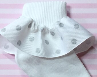 Calcetines blancos con volantes de cinta y lunares grises