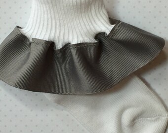Calcetines con volantes y cinta gris