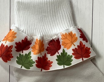 Calcetines con volantes y cinta de hojas de otoño