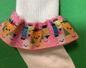 Calcetines con volantes y cinta de crayón para el regreso a clases