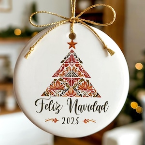 Adorno de Feliz Navidad 2025 / Estilo Talavera Mexicano / Decoración para Árbol de Navidad Español / Regalo Navideño Bilingüe / Adorno Rústico de Cerámica Boho