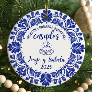 Décoration de mariage personnalisée | Nuestra Primera Navidad Casados 2025 | Décoration personnalisée de style Talavera | Cadeau de Noël espagnol pour jeunes mariés
