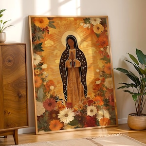 Può includere: Una stampa artistica incorniciata con una figura religiosa circondata da fiori. L'opera raffigura una donna con un'aureola, che indossa un mantello scuro con dettagli a stella e una lunga veste marrone. Lo sfondo è giallo caldo con luce radiante.