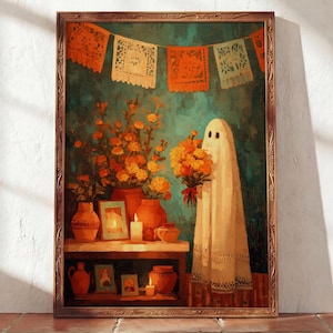 Peut inclure: Une peinture encadrée représentant un fantôme drapé dans un drap blanc tenant un bouquet de soucis orange. La scène comprend une étagère en bois avec des vases en terre cuite, des photos encadrées et des bougies allumées sur un mur bleu sarcelle.