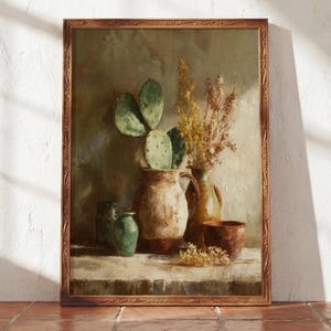 Könnte beinhalten: Gerahmtes Stillleben-Gemälde mit rustikaler Anordnung. Eine große, strukturierte Vase enthält einen Kaktus, mit anderen Vasen und Trockenblumen. Die Farbpalette ist erdig, mit Braun-, Grün- und Gelbtönen.