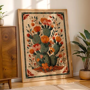 Puede incluir: Una impresión artística enmarcada que presenta un cactus estilizado con flores naranjas y rosas. La obra de arte tiene una estética vintage con un fondo beige claro y un marco de madera. El cactus es verde con flores naranjas y rosas y hojas verdes.