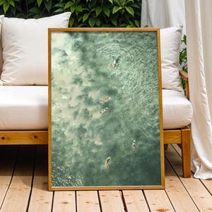 Póster sin marco de arte de pared de pequeños surfistas verde salvia con olas del océano, tabla de surf, sol retro, casa de playa, decoración para nadar, fotografía aérea de surf playero