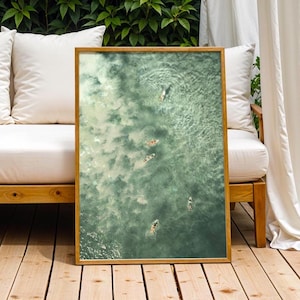 Impresión digital de arte mural con diseño de pequeño surfista verde salvia, fotografía aérea, tabla de surf, sol retro, casa de playa, gente pequeña nadando, decoración playera para dormitorio.