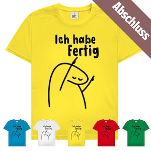 Può includere: T-shirt gialla con la frase tedesca "Ich habe Fertig" e un'illustrazione di un omino stilizzato nero. Ulteriori t-shirt in blu, bianco, giallo, rosso e verde sono visualizzate sotto.