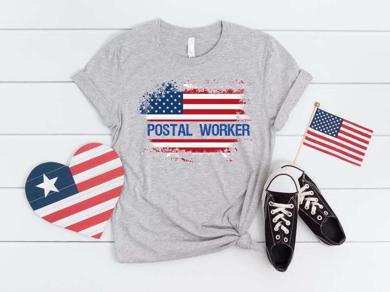 Camiseta de cartero, camiseta de cartero, camiseta de oficina de correos, camiseta de ropa de oficina de correos, regalo de cartero con la bandera de EE. UU., regalo de oficina, camiseta de cartero, cartera imagen 1
