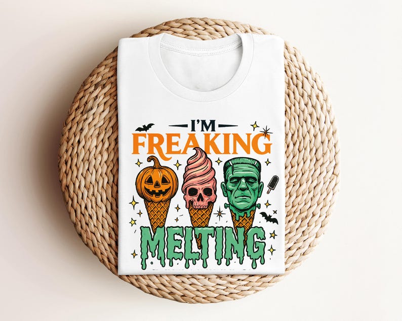 K&ouml;nnte beinhalten: Wei&szlig;es T-Shirt mit einem Halloween-Motiv. Das Design zeigt einen K&uuml;rbis, ein eiscreme in Sch&auml;delform und Frankensteins Monster, die alle schmelzen. Der Text lautet "I'M FREAKING MELTING".