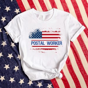 Camiseta de cartero, camiseta de cartero, camiseta de oficina de correos, camiseta de ropa de oficina de correos, regalo de cartero con la bandera de EE. UU., regalo de oficina, camiseta de cartero, cartera imagen 2