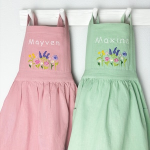 手刺繍のカスタムキッズエプロン、柔らかいコットンリネン混紡、料理、ベーキング、アート＆クラフトに最適、誕生日プレゼントに最適 V18