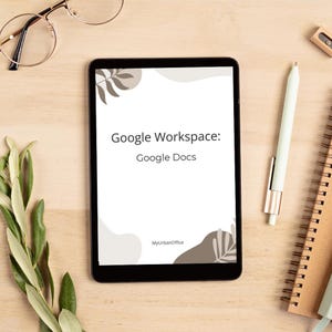Könnte beinhalten: Ein Tablet-Bildschirm zeigt eine Google Workspace-Präsentation über Google Docs. Die Präsentation hat einen weißen Hintergrund mit braunen und grauen abstrakten Formen und Blättern. Der Text "Google Workspace: Google Docs" wird in schwarzer Schrift angezeigt. Der Text "MyUrbanOffice" wird in der unteren rechten Ecke angezeigt.