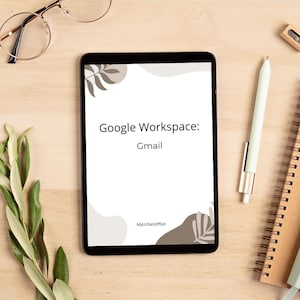 Może przedstawiać: Ekran tabletu wyświetla prezentację Google Workspace na temat Gmail. Prezentacja ma jasnobrązowe i białe tło ze stylizowanym wzorem liścia. Tekst "Google Workspace: Gmail" jest wyświetlany na ekranie czarnym tekstem. Tekst "MyUrbanOffice" jest wyświetlany w lewym dolnym rogu ekranu.