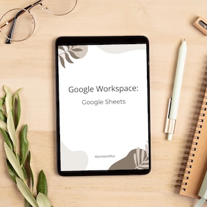 Könnte beinhalten: Ein digitales Tablet zeigt eine Google Workspace-Präsentation zu Google Sheets. Die Präsentation hat einen weißen Hintergrund mit braunen und grauen abstrakten Formen und Blättern. Der Text "Google Workspace: Google Sheets" wird in schwarzer Schrift angezeigt. Der Text "MyUrbanOffice" wird in der unteren rechten Ecke angezeigt.