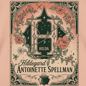 K&ouml;nnte beinhalten: Dekoratives Design mit dem Namen "Hildegard Antoinette Spellman". Es zeigt einen gro&szlig;en Buchstaben "H" mit dem Namen "Hilda" darin, umgeben von floralen Elementen und einem brodelnden Kessel, alles im Vintage-Stil.