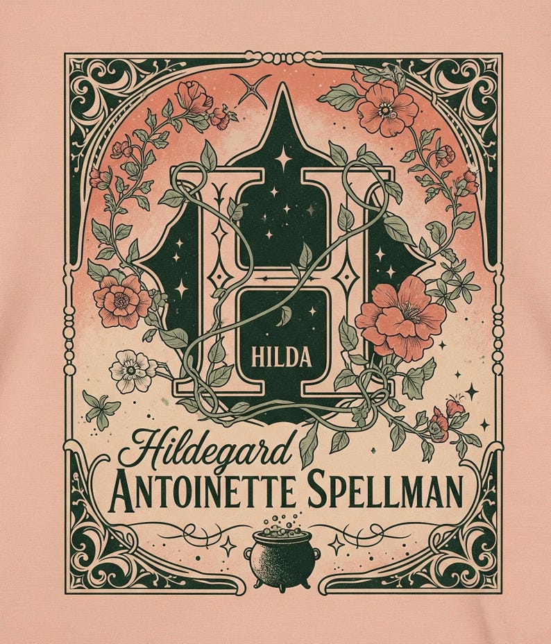 K&ouml;nnte beinhalten: Dekoratives Design mit dem Namen "Hildegard Antoinette Spellman". Es zeigt einen gro&szlig;en Buchstaben "H" mit dem Namen "Hilda" darin, umgeben von floralen Elementen und einem brodelnden Kessel, alles im Vintage-Stil.