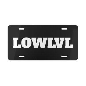 Gepersonaliseerde lowlvl vanity-nummerplaat: uniek autoaccessoire voor autoliefhebbers