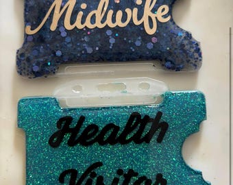 Portatarjetas de identificación personalizado con placa de identificación a juego.