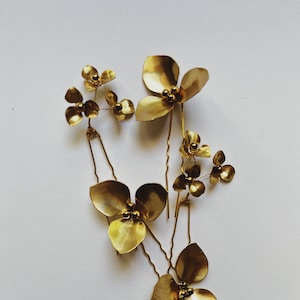 Hydrangea blossom pins, 1309