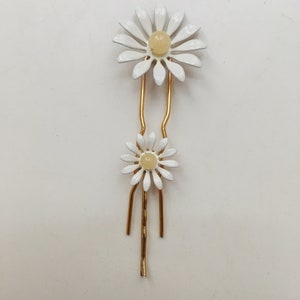 Daisy pins, 1401 image 3