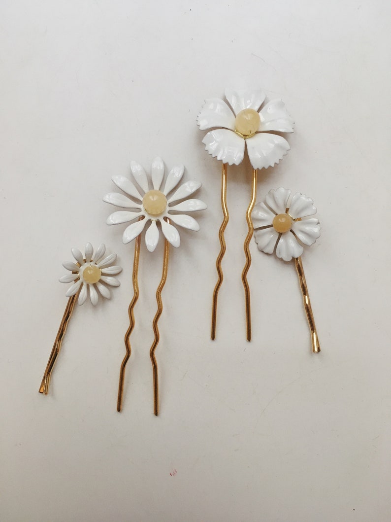 Daisy pins, 1401 image 1