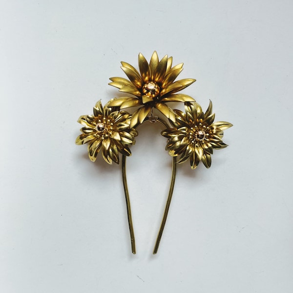 Dahlia curved hairpin