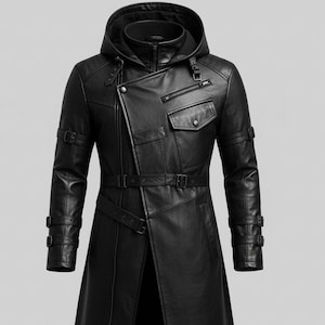 Peut inclure: Long manteau en cuir noir avec capuche, plusieurs poches et une ceinture. Le manteau a un design asymétrique avec une fermeture éclair et des détails de boucles sur les manches. Le manteau mesure environ 140 cm de long.