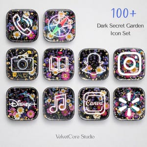 Op de afbeelding: Een set van 100+ Dark Secret Garden Icon Set app-pictogrammen. Elk vierkant pictogram heeft een bloemenontwerp op een zwarte achtergrond met een witte omtrek. De pictogrammen omvatten een telefoon, kompas, camera, boek, Snapchat-geest, Instagram-logo, Disney+-logo, muzieknoot, Canva-logo en een Walmart-logo.