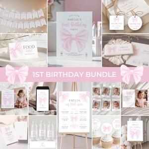Puede incluir: Un conjunto de suministros para fiestas rosas y blancos para un primer cumpleaños, que incluye invitaciones, pancartas, etiquetas de agradecimiento, etiquetas para botellas de agua y adornos para cupcakes. El tema presenta un diseño de lazo rosa y el texto "Amelia's First Birthday Party."