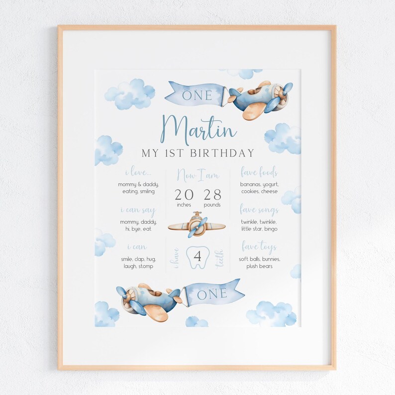 Puede incluir: Un p&oacute;ster de primer cumplea&ntilde;os imprimible azul y blanco con un tema de avi&oacute;n de acuarela. El p&oacute;ster incluye el nombre "Martin", la edad "Uno" y detalles sobre el crecimiento del ni&ntilde;o y sus cosas favoritas.