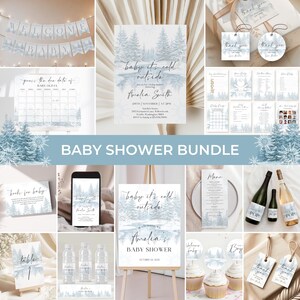 Könnte beinhalten: Ein Babyparty-Bundle mit Winterthema. Enthält Einladungen, Banner, Etiketten und andere Schreibwaren. Die Designs zeigen eine verschneite Waldszene in Blau- und Weißtönen. Der Text "Baby it's cold outside" ist auf mehreren Artikeln zu sehen.