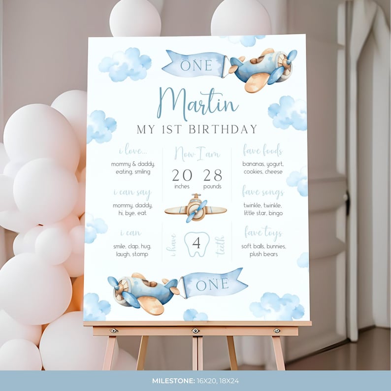 Puede incluir: Un cartel de hitos del primer cumplea&ntilde;os imprimible azul y blanco con un tema de avi&oacute;n de acuarela. El cartel presenta el nombre "Martin" y el texto "Mi primer cumplea&ntilde;os". Incluye detalles como la edad, la altura, el peso, los alimentos favoritos, las canciones y los juguetes.