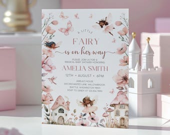 Może przedstawiać: Zaproszenie na baby shower z motywem wróżki. Zaproszenie zawiera tekst "A Little Fairy is on Her Way" z ilustracjami kwiatów i motyli. Zaproszenie zawiera datę, godzinę i miejsce baby shower.