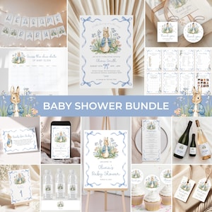 Può includere: Una collezione di decorazioni e articoli di cancelleria per baby shower a tema Peter Rabbit. Include banner, inviti, biglietti di ringraziamento e segnaposto. La combinazione di colori è blu chiaro e bianco con accenti floreali. Il testo "Baby Shower Bundle" è visibile.