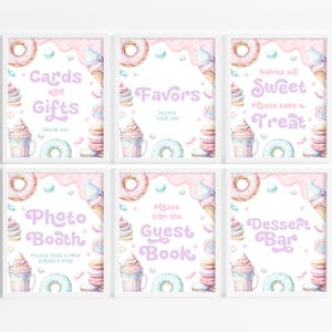 Puede incluir: Seis letreros enmarcados con un diseño de acuarela. Los letreros tienen un fondo blanco con ilustraciones rosas, azules y moradas de donas, conos de helado y dulces. El texto en los letreros incluye "Tarjetas y regalos", "Favores", "Dulce", "Fotomatón", "Libro de visitas" y "Barra de postres".