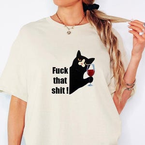 Maglietta Wine Cat: divertente maglietta grafica con gatto nero