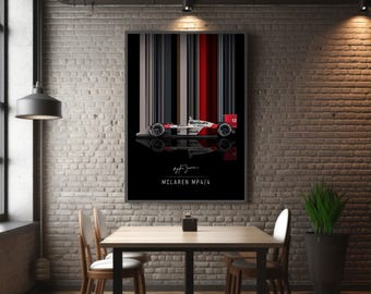 Op de afbeelding: Een ingelijste print van een McLaren MP4/4 raceauto, met een rood, wit en zwart kleurenschema. Het kunstwerk bevat verticale strepen en de weerspiegeling van de auto. De tekst "Marlboro" is zichtbaar.