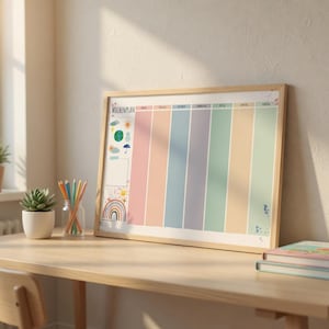 Könnte beinhalten: Ein gerahmter Wochenplaner mit vertikalen Streifen in Pastellfarben. Der Planer trägt das Wort "Wochenplan" oben und enthält farbenfrohe Illustrationen eines Regenbogens, einer Sonne und anderer Wetterelemente. Er liegt auf einem Holzschreibtisch mit Büchern und Bleistiften.