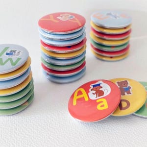 Juego de aprendizaje del abecedario para niños: letras adhesivas con ilustraciones
