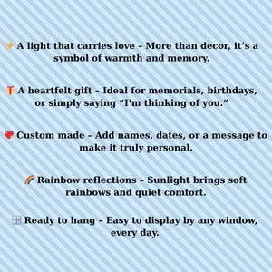 Puede incluir: Texto sobre un fondo azul claro con rayas diagonales. El texto incluye frases como &laquo;Una luz que lleva amor&raquo;, &laquo;Un regalo sincero&raquo; y &laquo;Hecho a medida&raquo;. El texto est&aacute; en una fuente sans-serif.