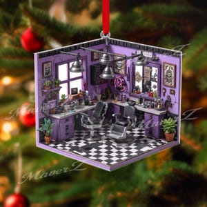 Pode incluir: Enfeite de barbearia em miniatura com interior roxo, chão xadrez em preto e branco e duas cadeiras de barbeiro. O enfeite apresenta uma decoração detalhada, incluindo arte emoldurada, espelhos e um letreiro de néon. Pendurado em uma fita vermelha.