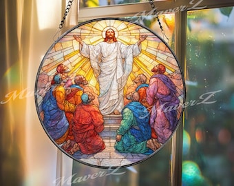 Könnte beinhalten: Ein rundes Buntglasfenster, das eine religiöse Szene mit Jesus Christus und mehreren Figuren darstellt. Das Kunstwerk weist leuchtende Farben auf, mit Jesus in weißen Gewändern und einem goldenen Heiligenschein. Das Fenster ist schwarz umrandet und hängt an einer Kette.