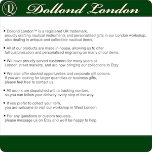 Puede incluir: Gr&aacute;fico rectangular verde oscuro con las palabras "Dollond London" en escritura elegante. El texto enumera los servicios de la empresa, incluyendo instrumentos n&aacute;uticos, regalos personalizados y grabado a medida.