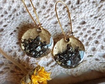 Gold hammered circle earrings, pyrite, resin earrings, dangle earrings, gold jewelry, gemstones, drop earrings, gemstone earrings