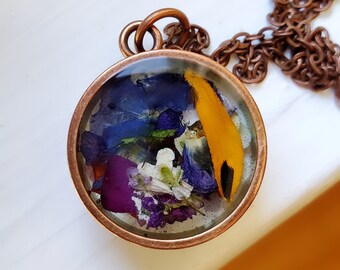 Copper wildflower necklace, circle, pendant, resin, floral jewelry, resin jewelry, terrarium, garden necklace, bohemian style, open