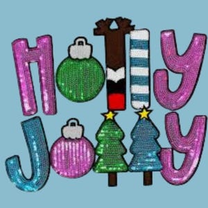 Pode incluir: Um design festivo que diz "Holly Jolly" com letras de lantejoulas e enfeites de Natal. As letras são rosa, azul e branco, com bolas e árvores de Natal verdes e rosa. Uma alegre decoração de Natal.